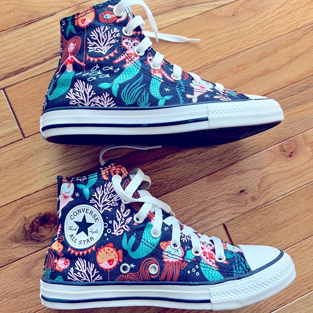 New Girls CONVERSE, size 2